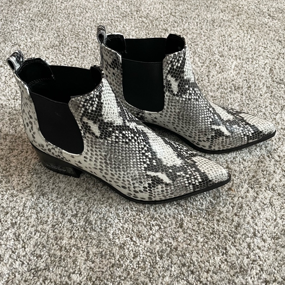 Worn once. Perfect condition. Cute and comfortable. Size 8.